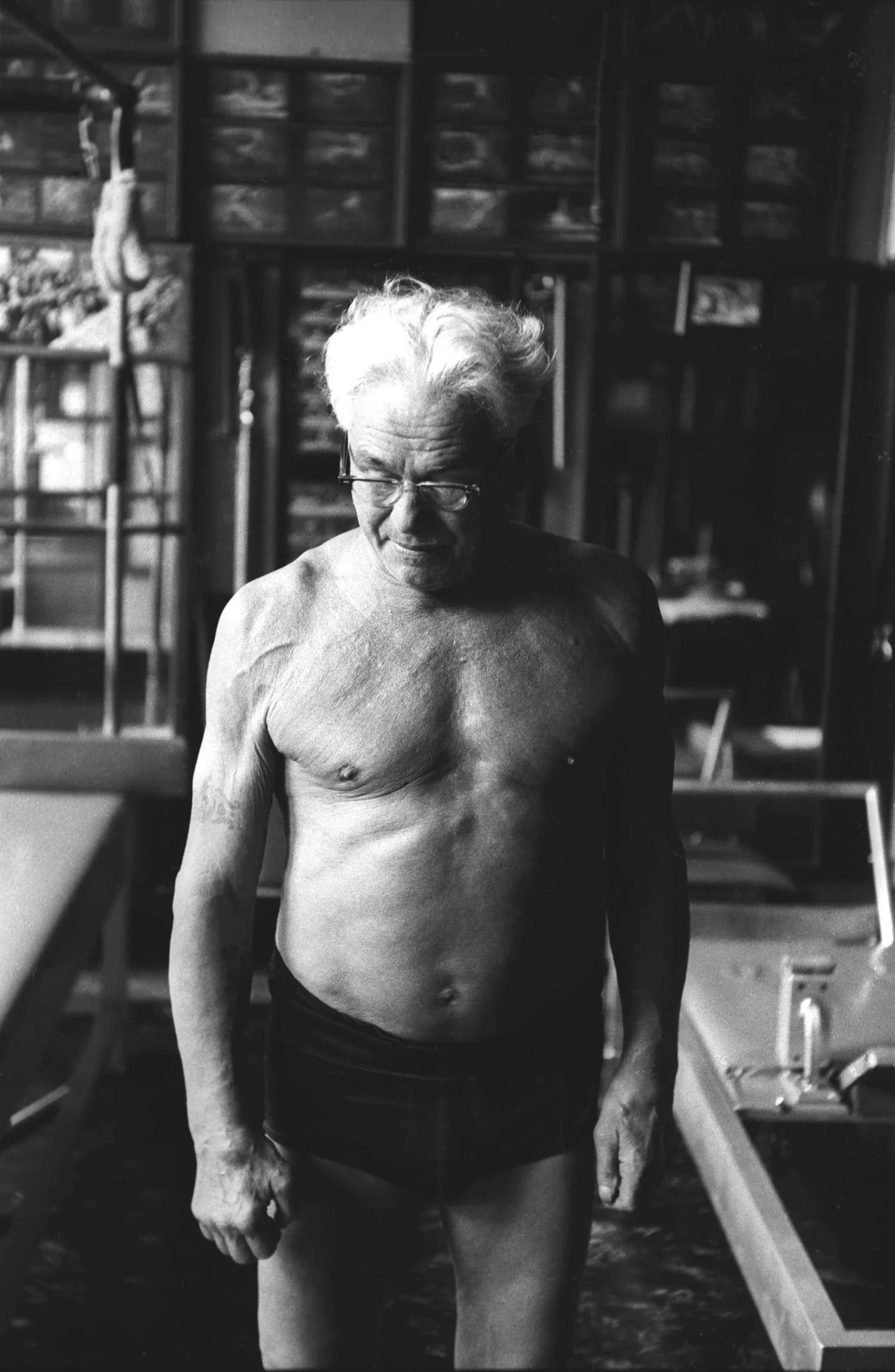 Joseph Pilates en su estudio, creador del método Pilates